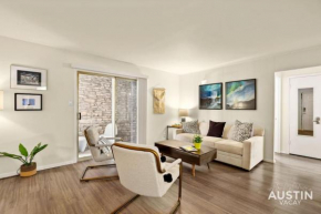 Walk to the Golf Course 2BD Apt, Pool, and Parking